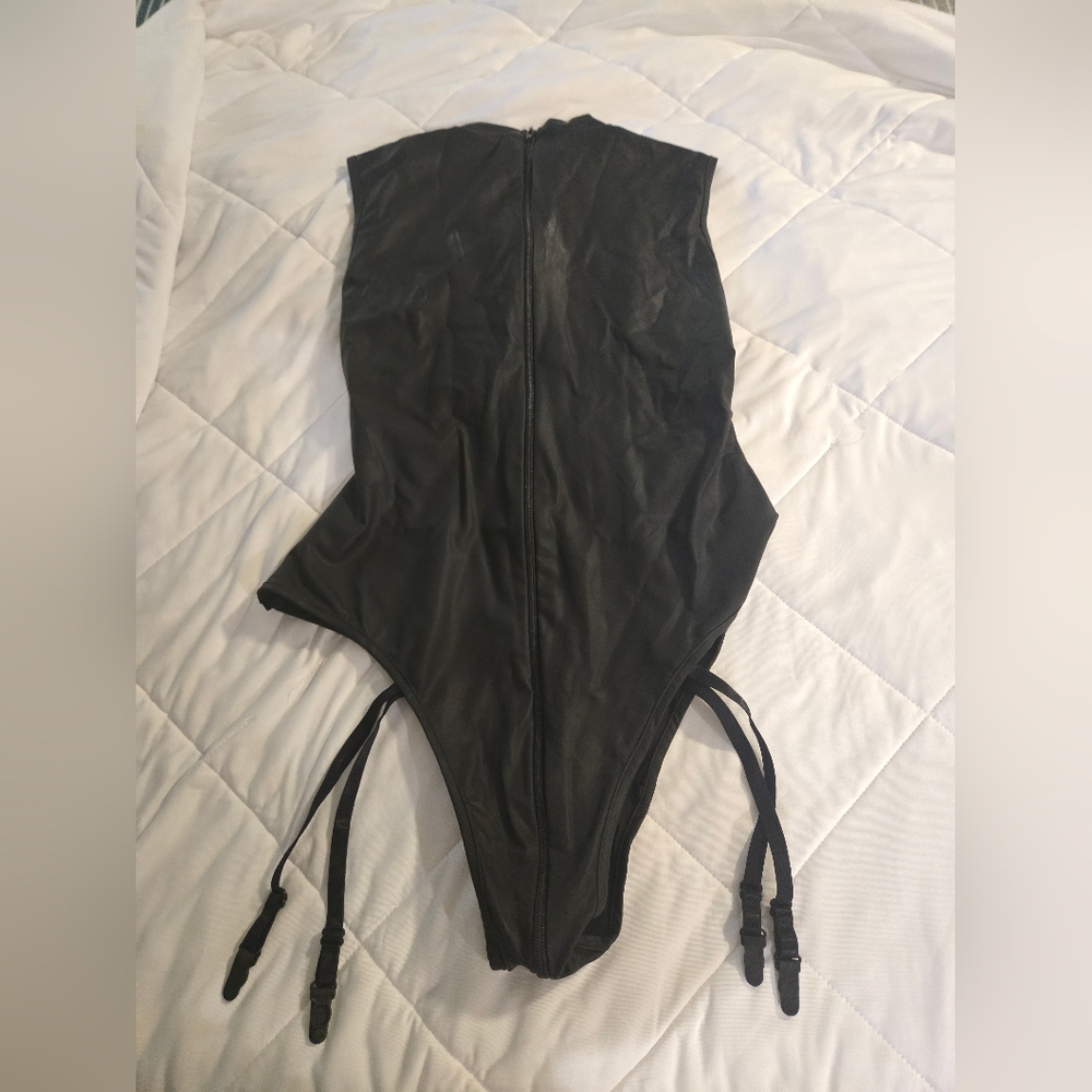 Black Sleeveless Bodysuit with Straps - Picture 4 of 4